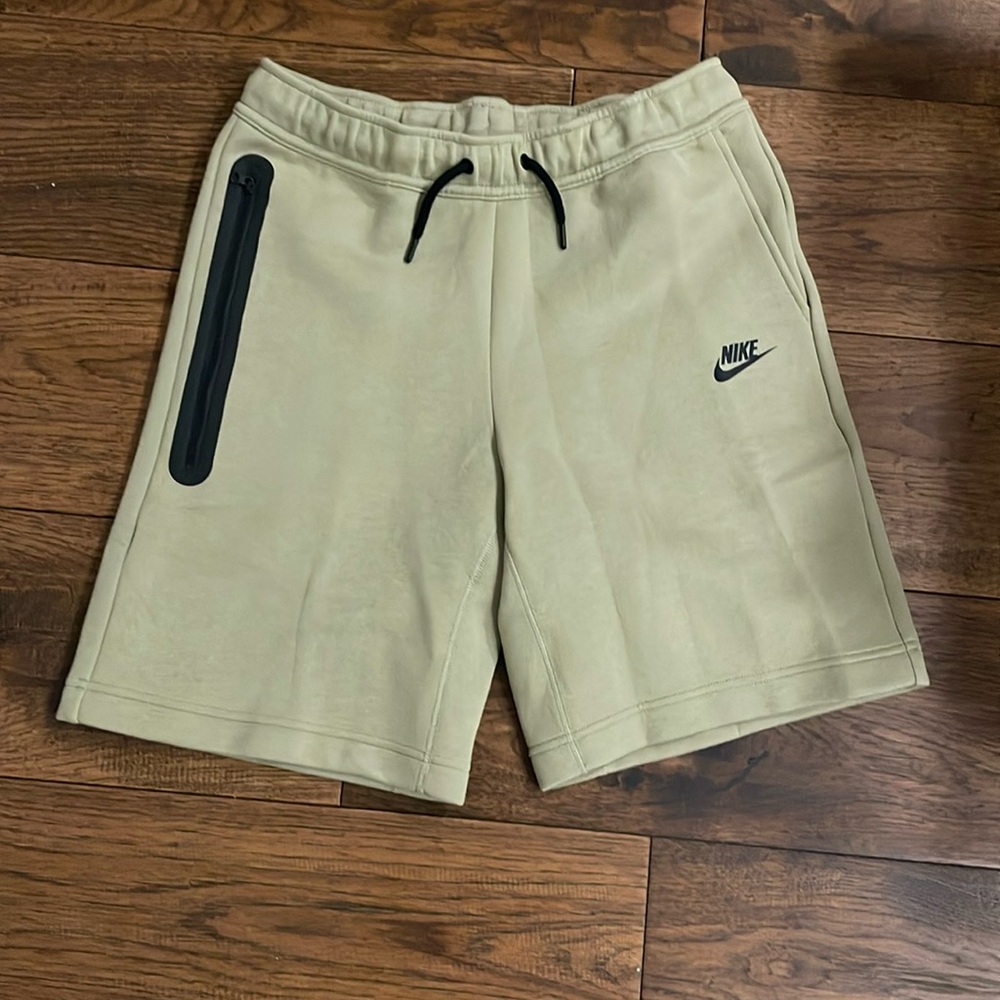 Nike Tech Fleece Kids Shorts size XL